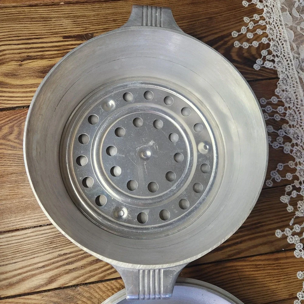 Vintage‎ Magnalite GHC 3qt dutch oven with trivet